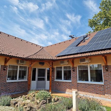 Holiday Apartmanhaz Gyula Eksteriør bilde